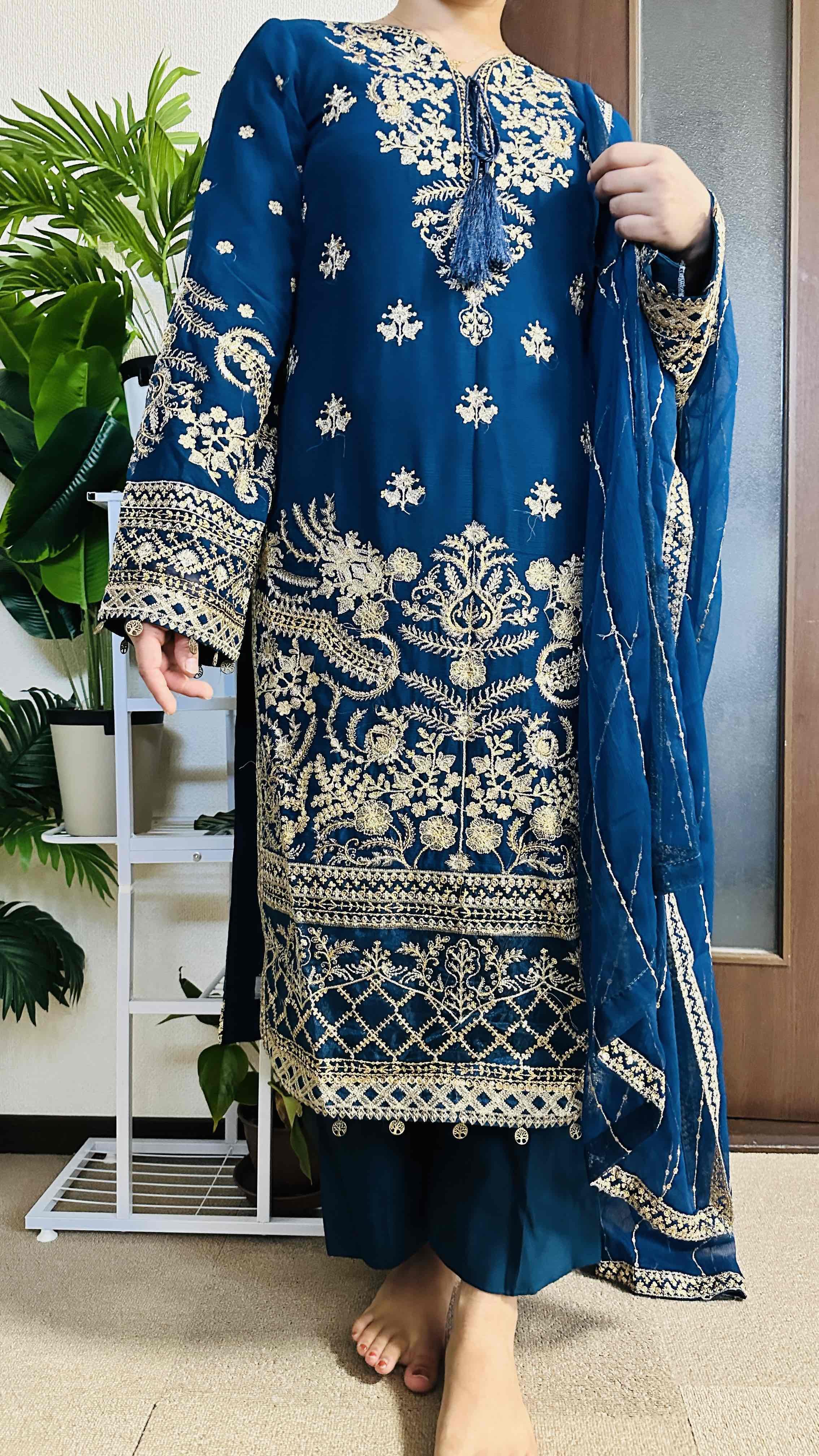 Best Selling OEM Services Party Wear Embroidered Dresses for Ladies Hot Sale New Design Lightweight Women Casual Dress